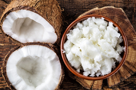 coconut: bát dầu dừa và dừa tươi, nhìn từ trên xuống