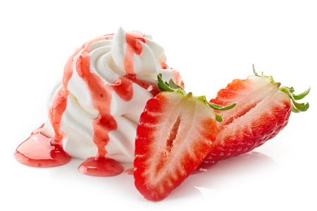 ice cream: kem với sốt dâu bị cô lập trên nền trắng Kho ảnh