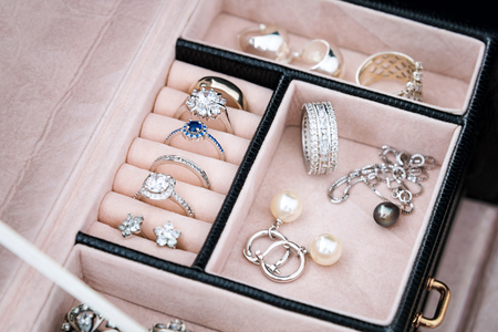 Schmuck-Box mit weißem Gold und Silber Ringe, Ohrringe und Anhänger mit Perlen. Sammlung von Luxus-Schmuck Standard-Bild - 52378916