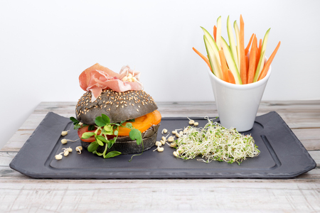 ハモン トマト マイクロ グリーン 黒全粒パンと健康バーガーは 黒の野菜スティックは木製の背景にボードをスレートします きれいな食事 ダイエット デトックス食品のコンセプトです の写真素材 画像素材 Image ハモン トマト マイクロ グリーン 黒全粒パンと健康バーガーは 黒の野菜スティックは木製の背景にボードをスレートします きれいな食事 ダイエット デトックス食品のコンセプトです の写真素材 画像素材 Image