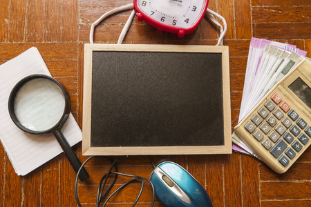 白い木製の背景に クイズ で書かれた虫眼鏡 ペン 電卓 メモ帳のトップビュー の写真素材 画像素材 Image 9477