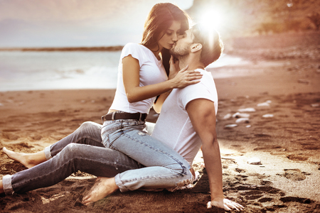91658429-foto-de-moda-de-um-casal-atraente-beijando-no-para%C3%ADso.jpg?ver=6