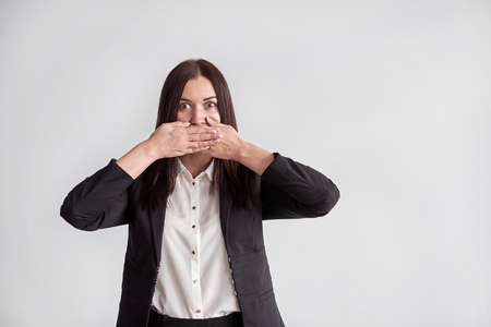 スーツを着た女性 口をふさぐ ビジネスコンプライアンスの概念 の写真素材 画像素材 Image スーツを着た女性 口をふさぐ ビジネスコンプライアンスの概念 の写真素材 画像素材 Image