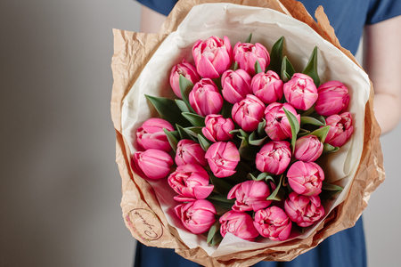 Florist Madchen Mit Pfingstrose Blumen Oder Rosa Tulpen Junge Frau Mit Blumenstrauss Fur Geburtstag Oder Muttertag Lizenzfreie Fotos Bilder Und Stock Fotografie Image