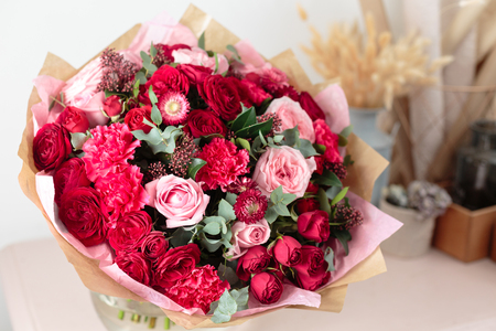 ガラスの花瓶に赤とピンクの花を混ぜた美しい豪華な花束をクローズアップ 花屋の花屋の仕事 壁紙 の写真素材 画像素材 Image 95956870