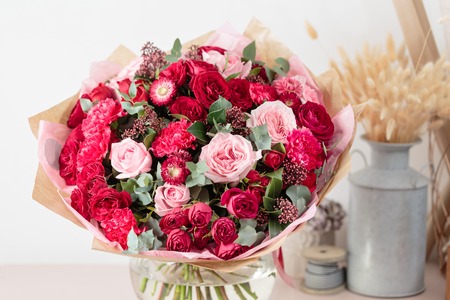 ガラスの花瓶に赤とピンクの花を混ぜた美しい豪華な花束 花屋の花屋の仕事 壁紙 の写真素材 画像素材 Image 95956874