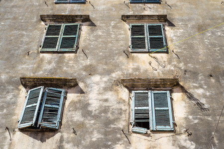 Windows および Sun 建築背景や壁紙 ブラインド 古代ヨーロッパ住宅のファサードの一部 の写真素材 画像素材 Image
