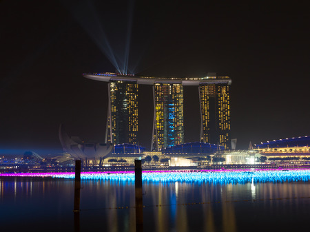 マリーナ ベイ サンズ リゾート ホテル シンガポールでの夜景は世界の最も高価なスタンドアロンのカジノ プロパティとして請求します の写真素材 画像素材 Image