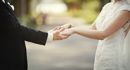 44493225-casar-conmigo-hoy-y-todos-los-d%C3%ADas-pareja-de-reci%C3%A9n-casados.jpg?ver=6