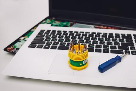 Laptop Unter Reparatur Upgrade Eines Computers Lizenzfreie Fotos Bilder Und Stock Fotografie Image 78420490