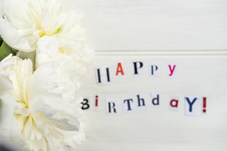 Lettres De Joyeux Anniversaire Decoupees Dans Des Magazines Et Des Pivoines Blanches A Proximite Fond Blanc Banque D Images Et Photos Libres De Droits Image Lettres De Joyeux Anniversaire Decoupees Dans Des Magazines Et Des Pivoines Blanches A Proximite Fond Blanc Banque D Images Et Photos Libres De Droits Image