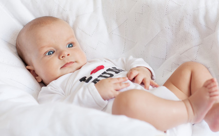 かわいい新生児男の子ママに愛と服を着ている 商標ではない 黒と白 の写真素材 画像素材 Image