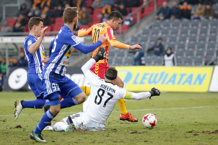 キェルツェ ポーランド 17 年 2 月 18 日 ポーランドのプレミア サッカー リーグ コロナキェルツェ ウィスラ プロック O P バートス氏 Rymaniak の写真素材 画像素材 Image キェルツェ ポーランド 17 年 2 月 18 日 ポーランドのプレミア サッカー リーグ コロナキェルツェ ウィスラ プロック O P バートス氏 Rymaniak の写真素材 画像素材 Image