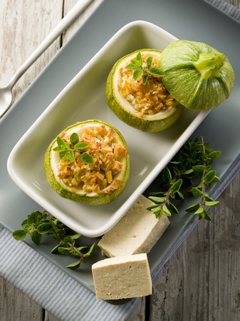 豆腐チーズを詰めたズッキーニ ベジタリアン料理 の写真素材 画像素材 Image