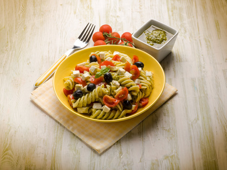 ペスト フェタチーズ トマトとブラック オリーブのパスタサラダ の写真素材 画像素材 Image