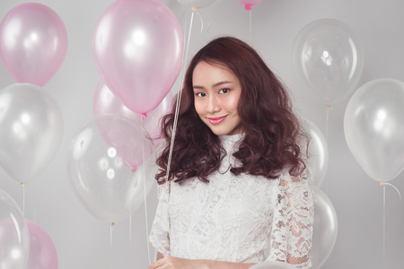 パステル カラーの風船を持つアジアン ビューティー ファッション女性 の写真素材 画像素材 Image