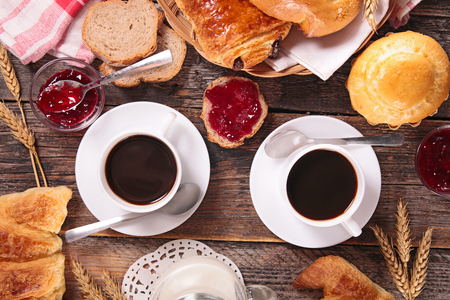 Petit déjeuner avec une tasse de café et des pâtisseries Photo