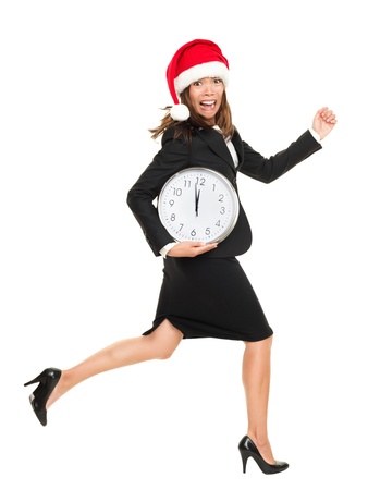 クリスマス忙しい概念 ビジネスの女性を実行している休日の仕事から遅く忙しい 時計を実行しているサンタ帽子をかぶっているアジアのコーカサス地方の実業家のフルボディの肖像画 白い背景で隔離されました の写真素材 画像素材 Image