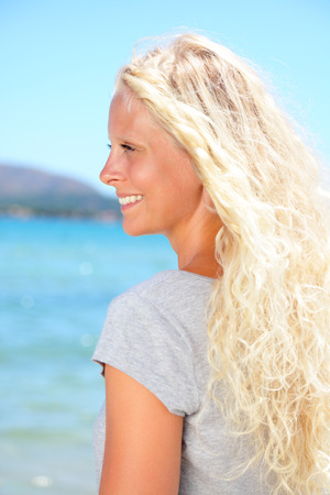 屋外のビーチで金髪の女性の肖像画 美しい率直なブロンド女性モデル素敵な笑顔でカメラ目線幸せな笑みを浮かべてします 彼女の 代の女の子 の写真素材 画像素材 Image 屋外のビーチで金髪の女性の肖像画 美しい率直なブロンド女性モデル素敵な笑顔でカメラ目線幸せな笑みを浮かべてします 彼女の 代の女の子 の写真素材 画像素材 Image