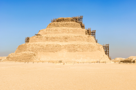 サッカラは 古代エジプトの首都メンフィスのネクロポリスとして広大な墓地です ピラミッド ジョセル王の階段ピラミッドなどがあります カイロの南のいくつかの 30 キロに位置します の写真素材 画像素材 Image サッカラは 古代エジプトの首都メンフィスのネクロポリスとして広大な墓地です ピラミッド ジョセル王の階段ピラミッドなどがあります カイロの南のいくつかの 30 キロに位置します の写真素材 画像素材 Image