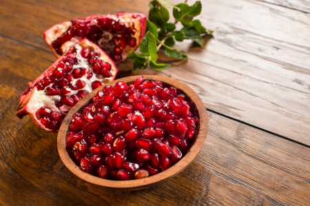 木製ボウルで緩いザクロ トリイソステアリン ザクロ種子熟した果実緑にミントの葉背景それの部分と呼ばれてスーパー食品抗酸化物質などその多くの健康上の利点がある木製のテーブルで撮影します の写真素材 画像素材 Image 木製ボウルで緩いザクロ トリイソステアリン ザクロ種子熟した果実緑にミントの葉背景それの部分と呼ばれてスーパー食品抗酸化物質などその多くの健康上の利点がある木製のテーブルで撮影します の写真素材 画像素材 Image