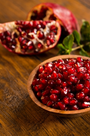 木製ボウルで緩いザクロ トリイソステアリン ザクロ種子熟した果実緑にミントの葉背景それの部分と呼ばれてスーパー食品抗酸化物質などその多くの健康上の利点がある木製のテーブルで撮影します の写真素材 画像素材 Image 木製ボウルで緩いザクロ トリイソステアリン ザクロ種子熟した果実緑にミントの葉背景それの部分と呼ばれてスーパー食品抗酸化物質などその多くの健康上の利点がある木製のテーブルで撮影します の写真素材 画像素材 Image