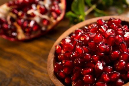 木製ボウルで緩いザクロ トリイソステアリン ザクロ種子熟した果実緑にミントの葉背景それの部分と呼ばれてスーパー食品抗酸化物質などその多くの健康上の利点がある木製のテーブルで撮影します の写真素材 画像素材 Image 木製ボウルで緩いザクロ トリイソステアリン ザクロ種子熟した果実緑にミントの葉背景それの部分と呼ばれてスーパー食品抗酸化物質などその多くの健康上の利点がある木製のテーブルで撮影します の写真素材 画像素材 Image