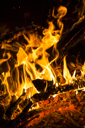 枝とログを燃やす薪の炎のクローズ アップ ビュー 垂直方向の画像 の写真素材 画像素材 Image 枝とログを燃やす薪の炎のクローズ アップ ビュー 垂直方向の画像 の写真素材 画像素材 Image