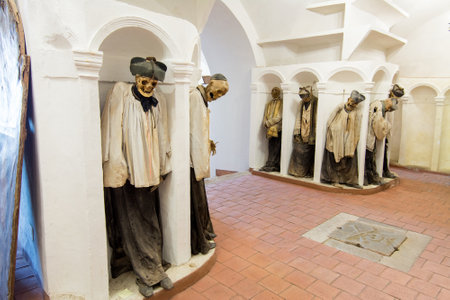 雁木 イタリア 16 年 7 月 3 日 母教会 すべての聖職者が埋葬されているミイラのクリプト の写真素材 画像素材 Image