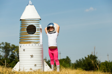 幸せな子供は 手作りロケットで遊んで宇宙飛行士コスチュームに身を包んだ の写真素材 画像素材 Image 幸せな子供は 手作りロケットで遊んで宇宙飛行士コスチュームに身を包んだ の写真素材 画像素材 Image