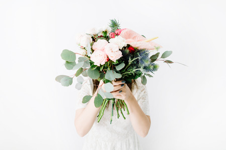 美しい花の花束ときれいな女性 大げさなバラ 青い Eringium アンスリウムの花 白い壁にユーカリの枝 正面から見た図 フローラル ライフ スタイルの組成物 の写真素材 画像素材 Image 美しい花の花束ときれいな女性 大げさなバラ 青い Eringium アンスリウムの花 白い壁にユーカリの枝 正面から見た図 フローラル ライフ スタイルの組成物 の写真素材 画像素材 Image
