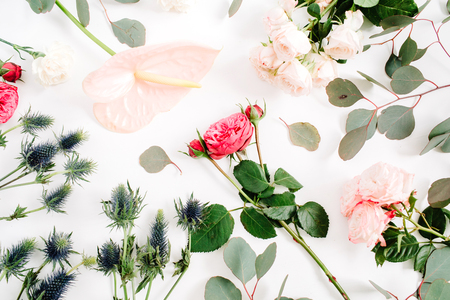 Schone Blumen Rosen Eringium Anthurium Blume Eukalyptus Auf Weissem Hintergrund Flach Legen Draufsicht Lebensstilzusammensetzung Lizenzfreie Fotos Bilder Und Stock Fotografie Image 82118329