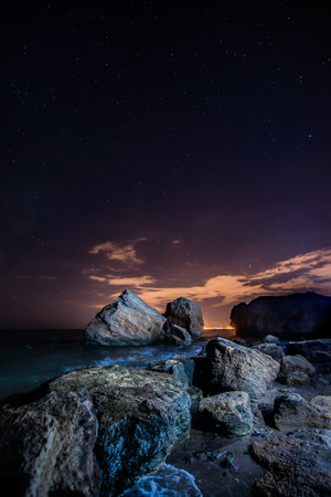 星と神秘的な海の崖 夜空の下で 海の崖の夜景 輝く星と満月と天の川 脇輝く夜市大都市 の写真素材 画像素材 Image 星と神秘的な海の崖 夜空の下で 海の崖の夜景 輝く星と満月と天の川 脇輝く夜市大都市 の写真素材 画像素材 Image