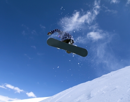 青い空を背景にスノーボードに 1 つの手を続けるスノーボーダーをジャンプ の写真素材 画像素材 Image 青い空を背景にスノーボードに 1 つの手を続けるスノーボーダーをジャンプ の写真素材 画像素材 Image