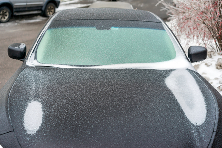黒い車は 寒さで氷のような雨の中に氷の皮をコーティングしました サイドミラーとフロント ガラスは凍結雨の後氷で覆われています の写真素材 画像素材 Image 黒い車は 寒さで氷のような雨の中に氷の皮をコーティングしました サイドミラーとフロント ガラスは凍結雨の後氷で覆われています の写真素材 画像素材 Image