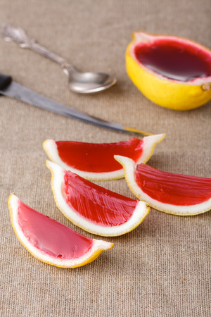 テキーラのようなスイカのゼリー ゼリー ショット ホワイトに刻まれた石灰から作ら 珍しい大人のパーティー飲料 の写真素材 画像素材 Image テキーラのようなスイカのゼリー ゼリー ショット ホワイトに刻まれた石灰から作ら 珍しい大人のパーティー飲料 の写真素材 画像素材 Image