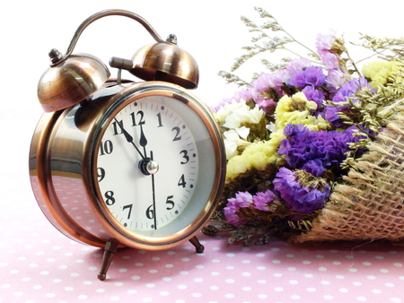 目覚まし時計とスターチスの花花束背景を持つ春の時間 の写真素材 画像素材 Image 目覚まし時計とスターチスの花花束背景を持つ春の時間 の写真素材 画像素材 Image