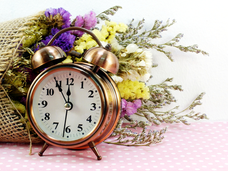 目覚まし時計とスターチスの花花束背景を持つ春の時間 の写真素材 画像素材 Image 目覚まし時計とスターチスの花花束背景を持つ春の時間 の写真素材 画像素材 Image