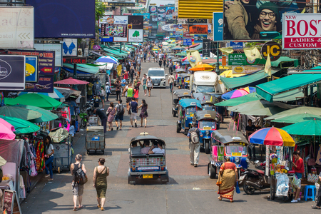 バンコク タイ 17 年 3 月 5 日 観光客やバックパッカーがタイ バンコクのカオサン通りに歩きます カオサン通り は バンコクの有名な低予算のホテルやゲストハウスのエリアです の写真素材 画像素材 Image バンコク タイ 17 年 3 月 5 日 観光客やバックパッカーがタイ バンコクのカオサン通りに歩きます カオサン通り は バンコクの有名な低予算のホテルやゲストハウスのエリアです の写真素材 画像素材 Image