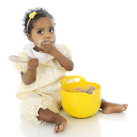 Un Bebe Adorable Fille Regardant Interrogateur Tout En Mangeant Pouding Dans Un Bol A Melanger Avant Elle Banque D Images Et Photos Libres De Droits Image