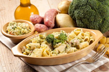 伝統的なイタリアのマカロニ パスタ ブロッコリー ジャガイモとソーセージ にて テリーヌと原料に囲まれて の写真素材 画像素材 Image