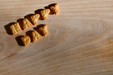 ハッピー イースター 木製のまな板に横たわる英語活字として塩味のクラッカーからのテキスト メッセージ 食用の文字が並ぶ の写真素材 画像素材 Image ハッピー イースター 木製のまな板に横たわる英語活字として塩味のクラッカーからのテキスト メッセージ 食用の文字が並ぶ の写真素材 画像素材 Image