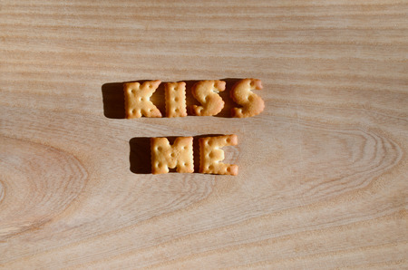 ハッピー イースター 木製のまな板に横たわる英語活字として塩味のクラッカーからのテキスト メッセージ 食用の文字が並ぶ の写真素材 画像素材 Image ハッピー イースター 木製のまな板に横たわる英語活字として塩味のクラッカーからのテキスト メッセージ 食用の文字が並ぶ の写真素材 画像素材 Image