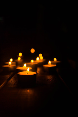 ろうそくの炎の黄金の光 の写真素材 画像素材 Image