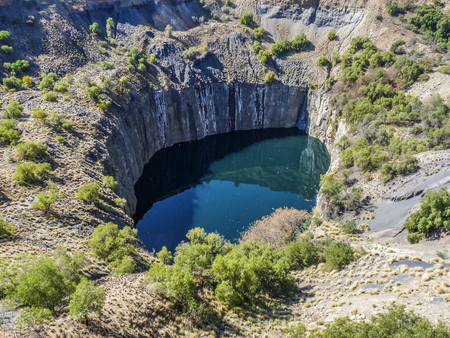 ビッグホール キンバリー 南アフリカ共和国露天掘りと地下のダイヤモンド鉱山であり最大の穴を手で発掘すると主張して の写真素材 画像素材 Image ビッグホール キンバリー 南アフリカ共和国露天掘りと地下のダイヤモンド鉱山であり最大の穴を手で発掘すると主張して の写真素材 画像素材 Image
