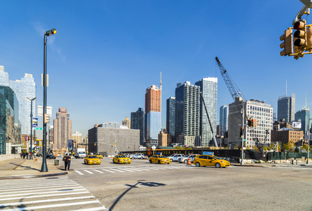 ニューヨーク アメリカ合衆国 15 年 10 月 21 日 ニューヨーク市 米国でヘルズ キッチン地区の人々 とストリート ビュー 地獄の台所 クリントン大統領と ミッドタウン ウエストとも呼ばれるかつて貧困層や労働者階級のアイルランドのアメリカ人の砦だった の ニューヨーク アメリカ合衆国 15 年 10 月 21 日 ニューヨーク市 米国でヘルズ キッチン地区の人々 とストリート ビュー 地獄の台所 クリントン大統領と ミッドタウン ウエストとも呼ばれるかつて貧困層や労働者階級のアイルランドのアメリカ人の砦だった の