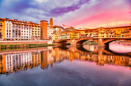 Niesamowity zachód słońca nad ponte vecchio we florencji we włoszech