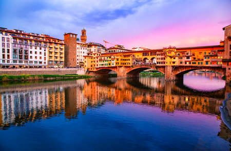 Niesamowity zachód słońca nad ponte vecchio we florencji we włoszech