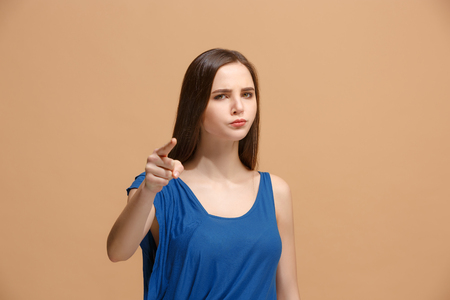 威圧的な女性はあなたを指し パステルの背景に半分の長さのクローズアップ肖像画を望んでいます の写真素材 画像素材 Image 威圧的な女性はあなたを指し パステルの背景に半分の長さのクローズアップ肖像画を望んでいます の写真素材 画像素材 Image