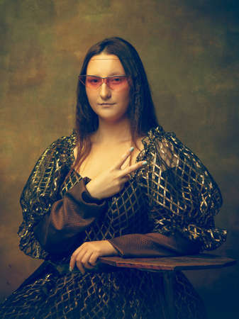 Okulary różowe. młoda kobieta jako mona lisa, la gioconda na ciemnozielonym tle. styl retro, porównanie koncepcji epok. piękna modelka o klasycznym historycznym charakterze, staromodna.